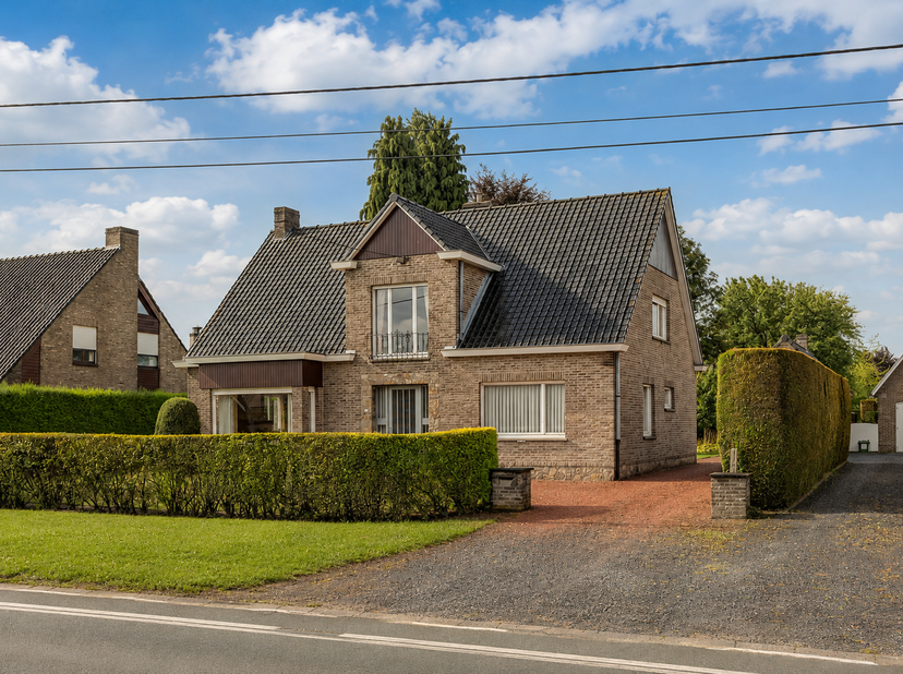 Op een mooi, zuidwestgericht perceel van ca. 1.300 m² bevindt zich deze authentieke villa. Een eigendom met een stevige basis, royale volumes en bijzo