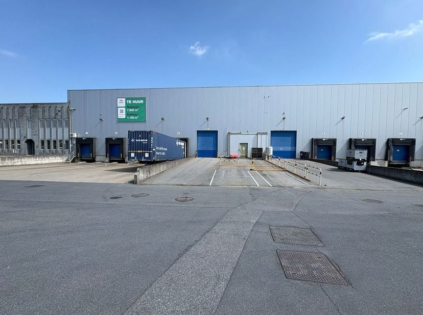 Unit 1 – magazijn van 7.663 m² met 1.151 m² kantoorruimte. De perfecte mix van opslagruimte en administratieve ruimtes.Dit magazijn bestaat uit twee a
