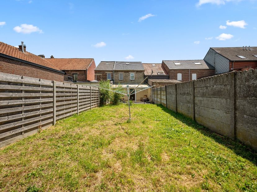 Deze standaard rijwoning in Linter biedt een comfortabel en gezellig thuis voor een klein gezin of een koppel. De woning beschikt over een ruime tuin