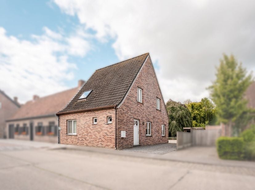 Pal in het centrum van het groene en pittoreske Poeke, recht tegenover de kerk en op wandelafstand van het prachtige Kasteel van Poeke, bevindt zich d