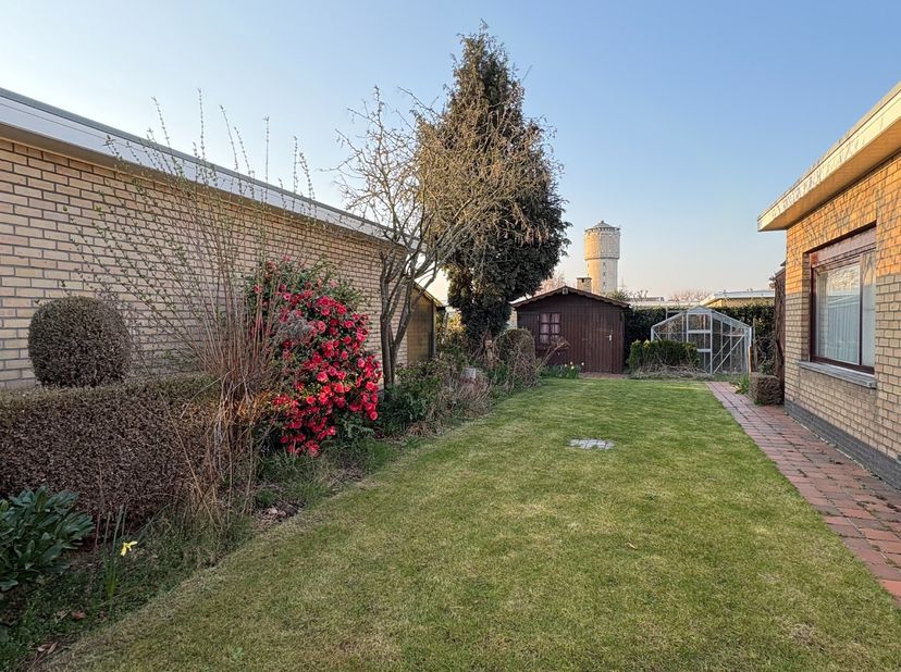 Gelijkvloerse woning op 408m² met 3slks, garage en tuin.<br />
<br />
De Nerviërsstraat is een rustige buurt nabij invalswegen in Kuurne. Hier wil je