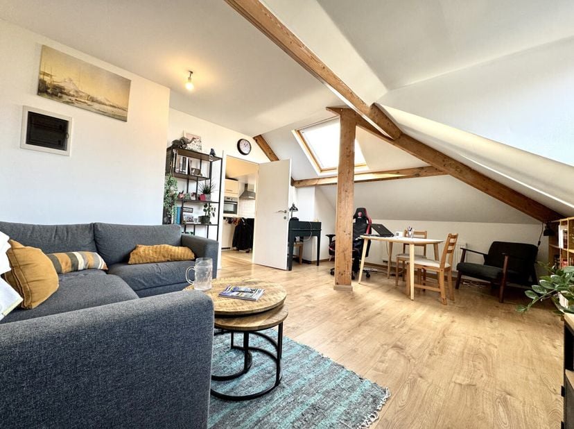 Dit charmante appartement in perfecte staat, op slechts een minuut lopen van de metrohalte Stockel, heeft alles wat je je maar kunt wensen! Het ligt o