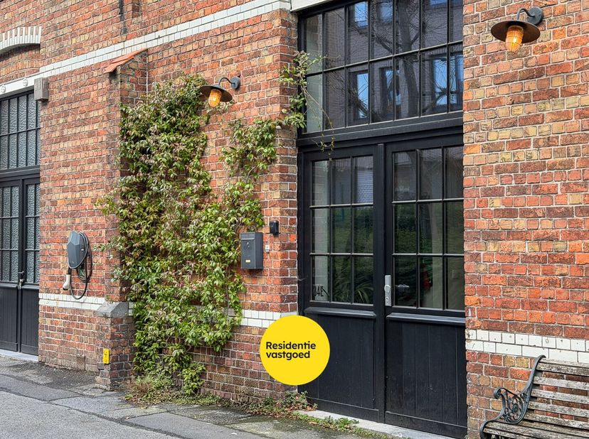 Deze karaktervolle eigendom ligt op een strategische locatie, op slechts 1 km van de Ezelpoort en nabij de Brugse binnenstad. De woning maakt deel uit