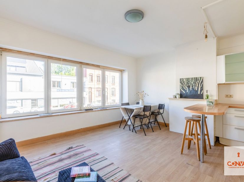 Dit appartement is gelegen aan de binnenring van Gent, waardoor u een vlotte verbinding heeft naar Gent Centrum, de R4 en N9. Daarnaast zijn verschill
