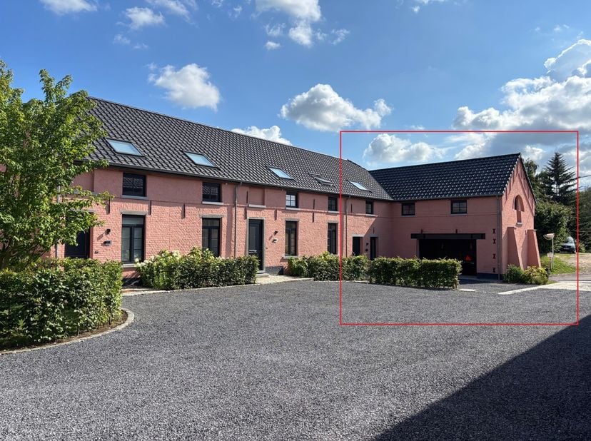 Braine-l'Alleud, Prachtig, smaakvol gerenoveerd HUIS (mogelijkheid tot 4 slaapkamers/3 badkamers) gelegen in een voormalige vierkante boerderij. Het b