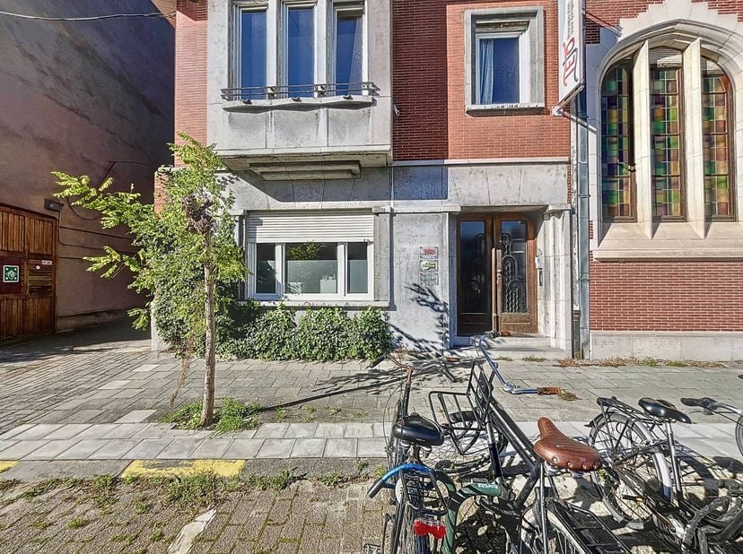 Kantoorruimte te huur in Kortrijk. De kantoorruimte is gelegen in de nabijheid van het station en diverse invalswegen. <br />
<br />
Specificaties: <b