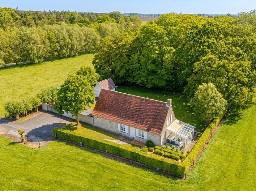 Op een uitzonderlijk rustig gelegen perceel van maar liefst 2.684 m² bevindt zich deze alleenstaande woning met tal van mogelijkheden, omringd door gr