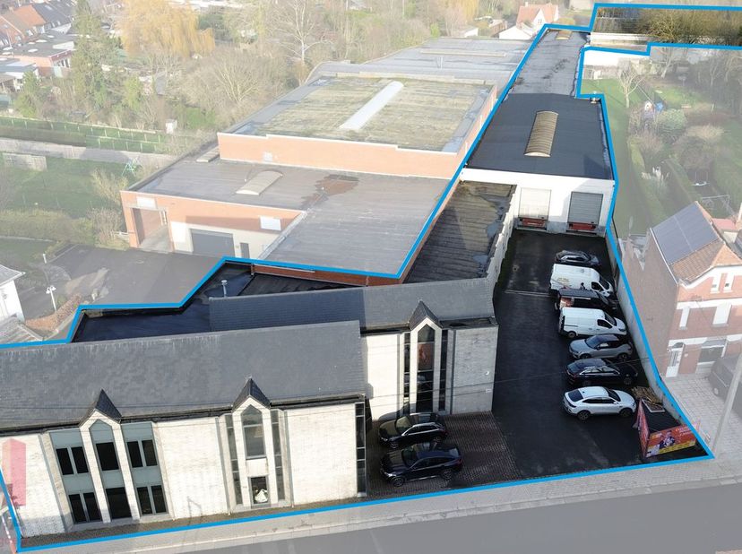 Dit veelzijdige bedrijfsgebouw is strategisch gelegen in de wijk Risquons-Tout, vlak bij de Frans-Belgische grens en geniet van een uitstekende bereik