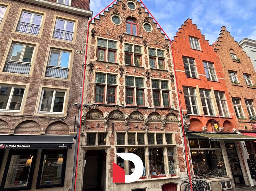 Dit gezellige gelijkvloerse appartement geniet van een uitstekende ligging in het centrum van Brugge. Bij de renovatie werden de authentieke elementen