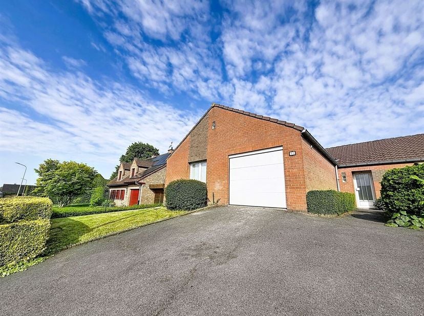 Habitation de plain-pied située à Mouscron, entièrement rénovée, elle vous accueille dans un cadre agréable à deux pas du parc de Mouscron.<br />
Le b