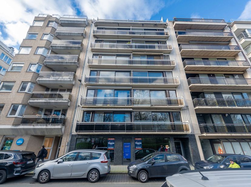 Instapklaar welgelegen appartement met zicht op het Leopoldpark.<br />
Indeling: inkomhal, living, ingerichte keuken, berging, 2 ruime slaapkamers , b