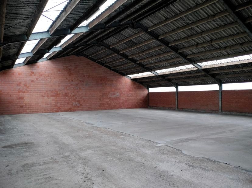 Op een vlot bereikbare locatie in Ruddervoorde bevindt zich deze ruime opslagloods van ca. 300 m². De loods is ideaal voor opslag, logistiek of lichte