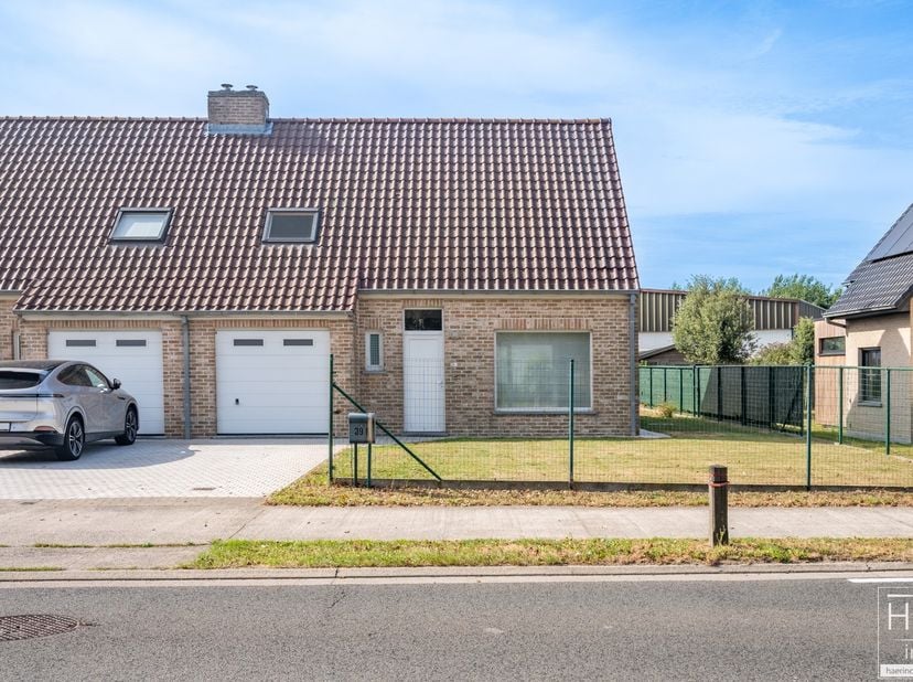De ligging<br />
Deze recent gebouwde woning (jaar einde opbouw 2003) is gelegen vlakbij het centrum van Kruishoutem, in de directe nabijheid van alle