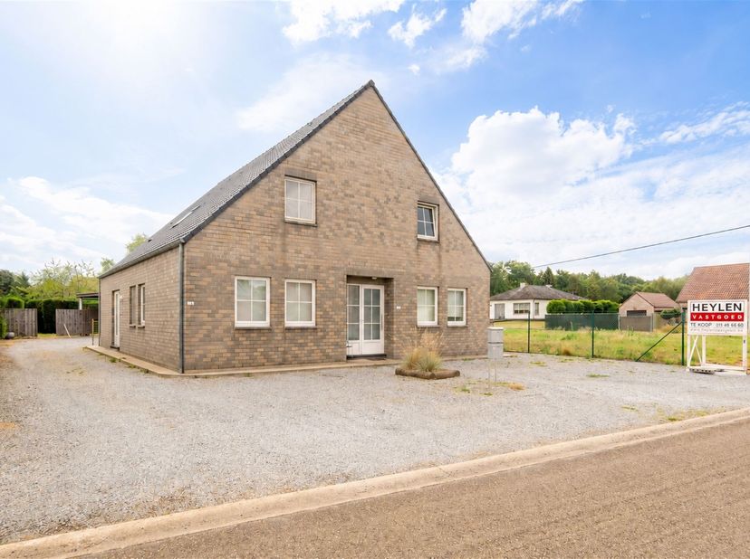 Ligging: Deze woning is gelegen in de Kuilberg 12 bus 1 te Heusden-Zolder, in een rustige en aangename woonomgeving met vlotte verbindingen naar het c