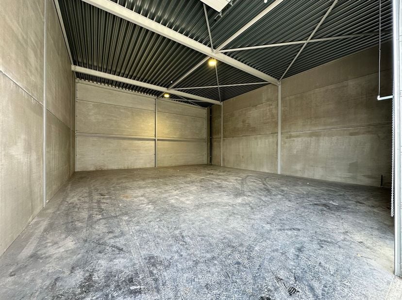 Nieuwbouw magazijn te huur 180m² te Sint-Gillis-bij-Dendermonde (Unit 9). In een recent ontwikkeld en verzorgd magazijnenpark bieden wij deze nieuwbou