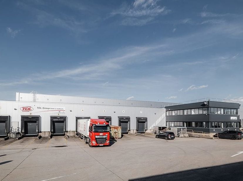 Hoogwaardig logistiek distributiecentrum te huur in Willebroek<br />
Strategisch gelegen tussen Antwerpen en Brussel, langs de A12 en in de onmiddelli