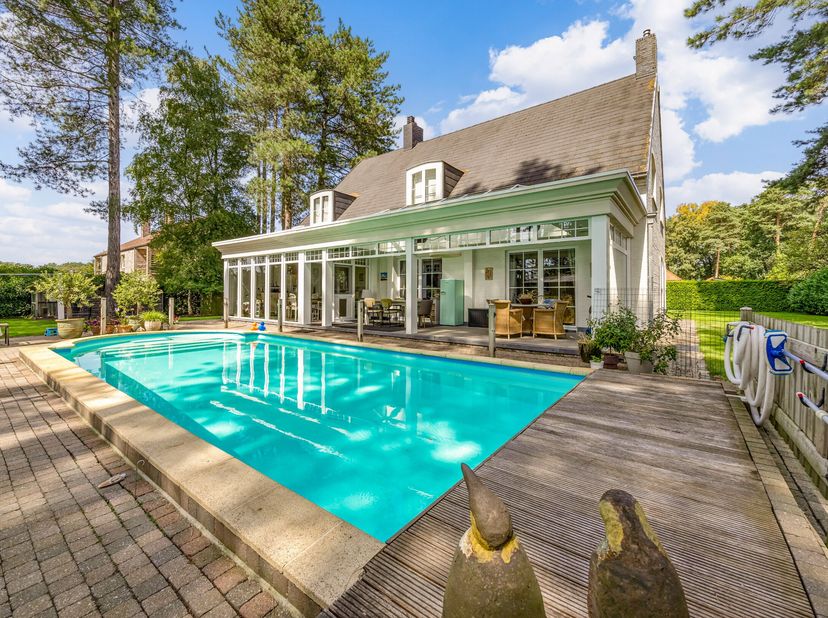 Bent u op zoek naar een prachtige woning in Houthalen-Helchteren? Dan is deze villa in open bebouwing precies wat u zoekt! Deze ruime en luxueuze woni