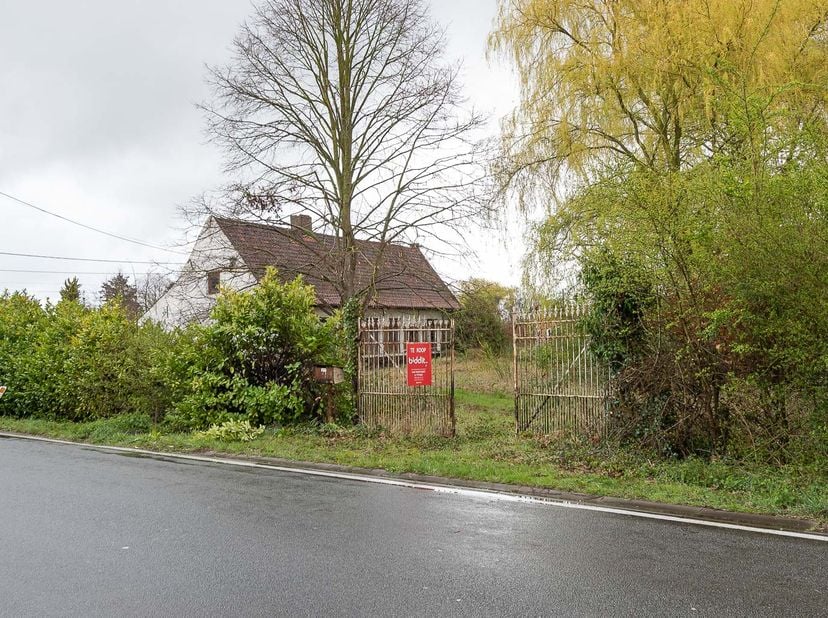 TE RENOVEREN HOEVE -<br />
Bent u op zoek naar een uitzonderlijk renovatieproject met karakter, ruimte en toekomstmogelijkheden? Deze authentieke hoev