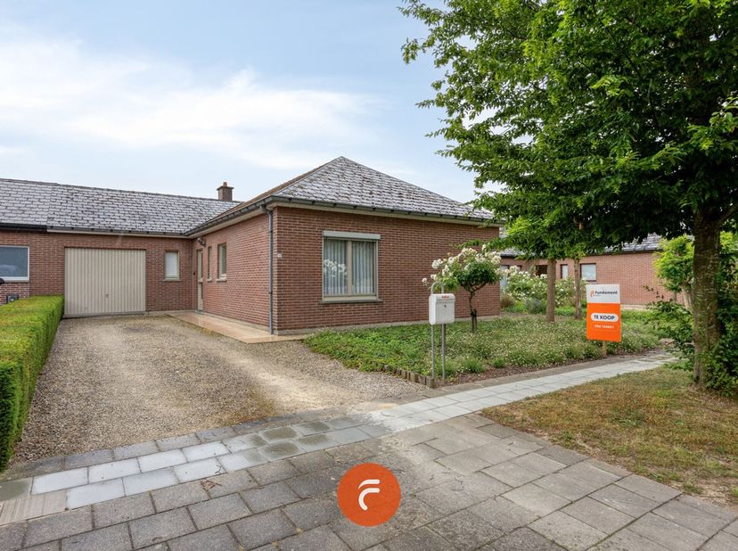 Een zeer goed onderhouden&amp;nbsp; en traditioneel gebouwde gelijkvloerse woning (BJ: 1970). Goed ingedeeld met inkomhal, apart toilet, lichtrijke woonka