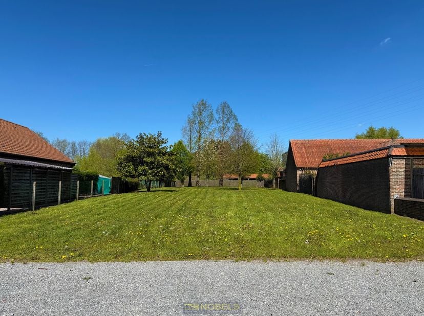 RUIM VILLAPERCEEL (1.603M²) op een VLOT BEREIKBARE LIGGING in WAREGEM, aan de Nokerseweg. Dit bouwperceel van biedt u een mooie opportuniteit voor het