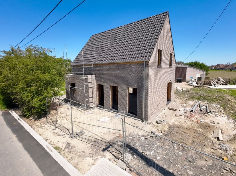 Op een landelijke en rustige locatie, aan de rand van Oostnieuwkerke, bieden wij deze nog te realiseren alleenstaande nieuwbouwwoning aan. De woning w