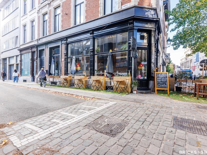 Prachtig karaktervol commercieel gelijkvloers op een boogscheut van de Meir. Schitterend gelegen pal in het midden van de studentenbuurt (UA).<br />
H