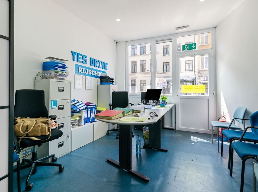 Opbrengsteigendom (200m2) met mogelijkheden<br />
<br />
Ligging: Van Maerlantstraat 3 geniet van een centrale ligging in Antwerpen, met een uitstek