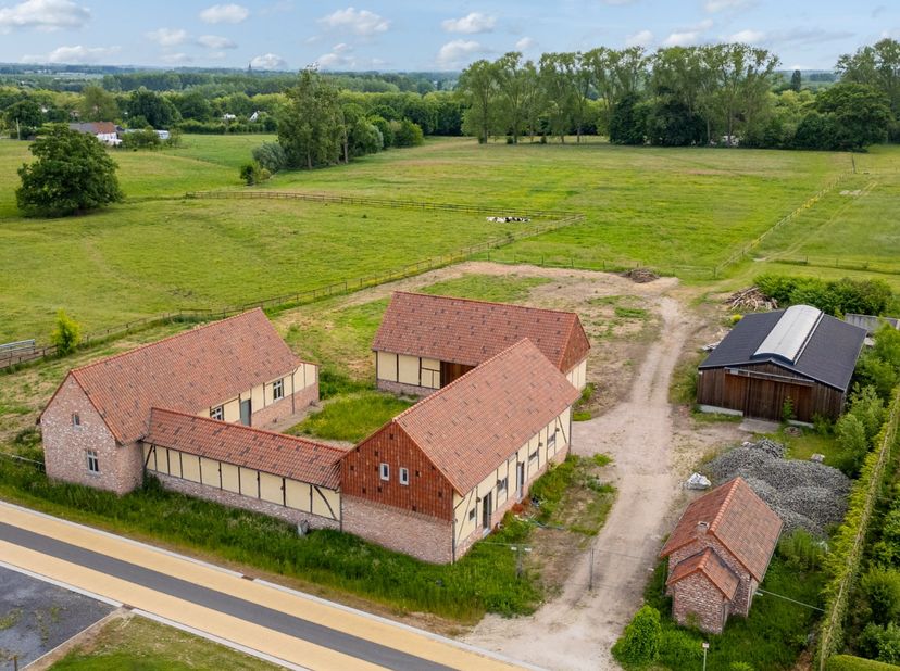 Wonen, ontspannen én ondernemen in een rustige omgeving vlakbij de stad ?<br />
Dat kan op dit unieke domein van 7,34 hectare in Melbeekstraat nabij d