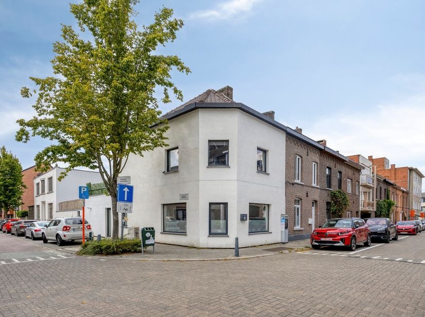Deze gerenoveerde stadswoning bevindt zich op een absolute toplocatie aan de Goetsbloetsstraat 19, op wandelafstand van het centrum. Dankzij de centra