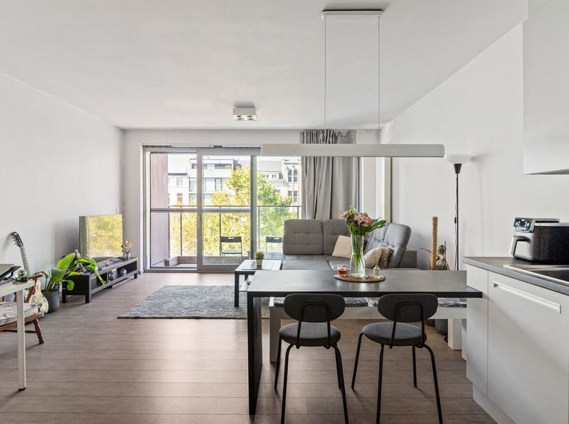 Ligging: Dit appartement is gelegen op de derde verdieping van het gebouw op de Italiëlei, vlakbij winkels, openbaar vervoer en met makkelijke verbind