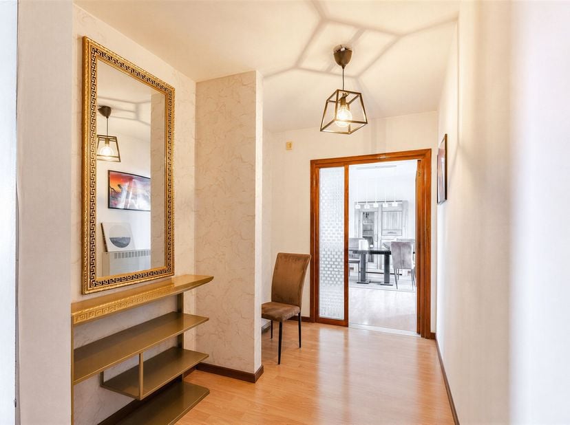 Bent u op zoek naar een ruim appartement op een centrale ligging in Sint-Niklaas? Dan is dit misschien wel uw nieuwe thuis!<br />
<br />
Dit lichtri