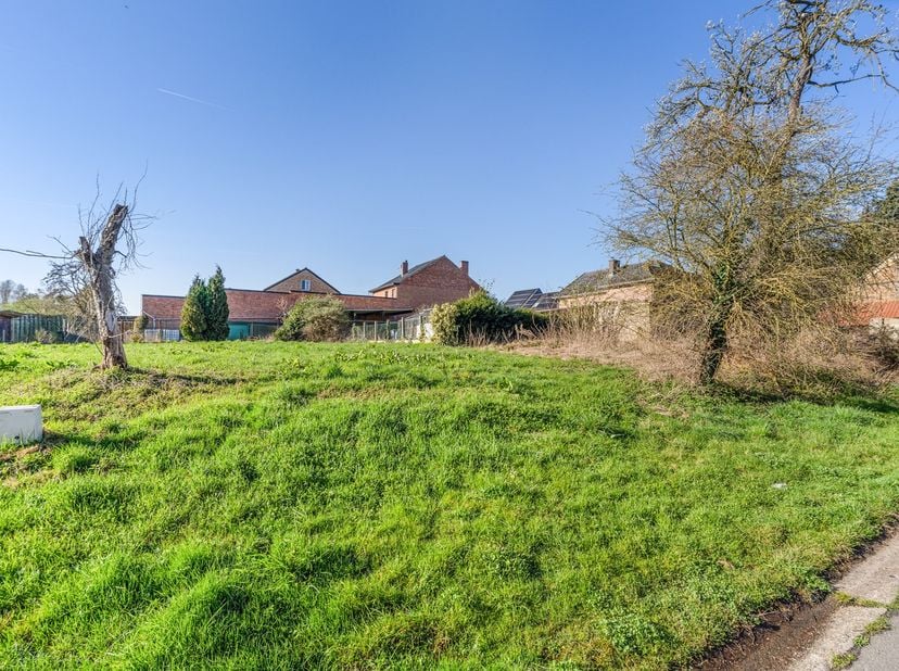<br />
In de rustige en residentiële omgeving van de Litsebeek in Eigenbilzen bevindt zich deze aantrekkelijk gelegen bouwgrond, ideaal voor wie een c