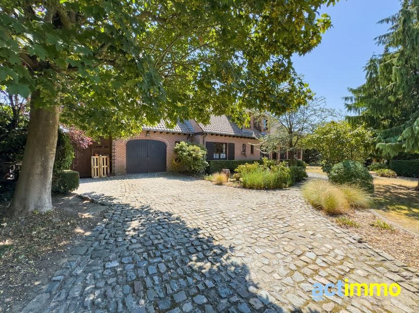 Villa de caractère au cœur d’un magnifique environnement verdoyant, à deux pas du Mont-de-l'Enclus. 280 m² habitables. Maison très saine mais à confor