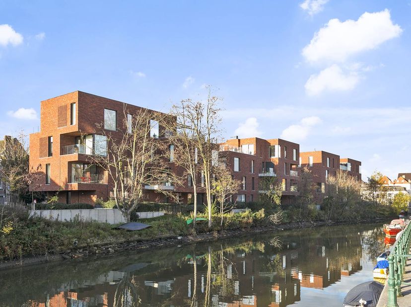 Dit exclusieve appartement combineert een hoogwaardige afwerking met een rustige woonbeleving aan het water en in het groen. Dankzij de aanwezigheid v