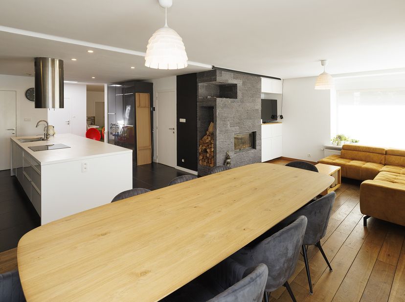 Op zoek naar ruimte ? Graag combinatie wonen en werk ?  In deze woning vindt u het allemaal !<br />
De verzorgde ruime inkomhal met toegang tot de ste