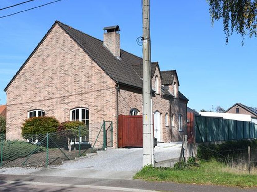 AAN IMMO - VERSPIL UW en MIJN TIJD NIET<br />
<br />
Deze vrijstaande woning op een perceel van 8a 49ca combineert ruimte, comfort en een uitstekende
