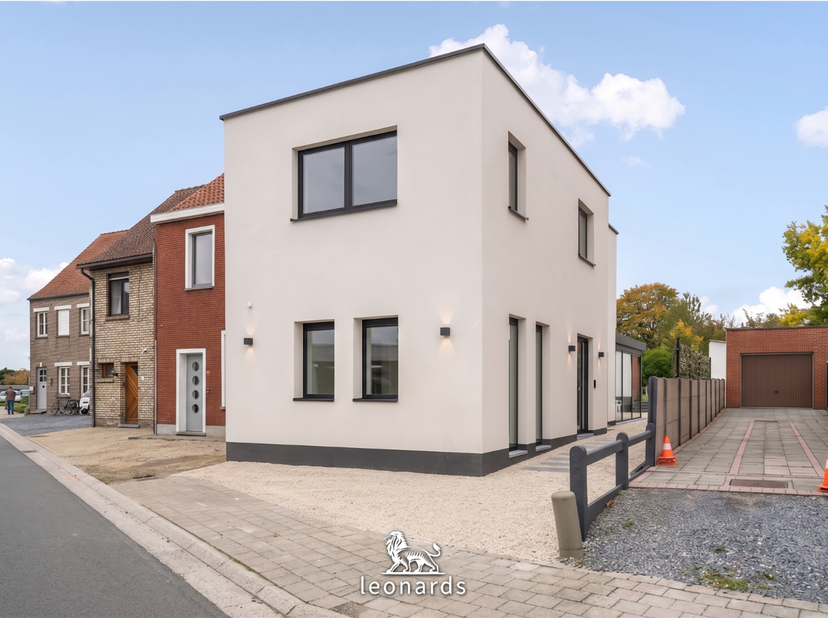 Cette maison entièrement rénovée et prête à emménager, idéalement située à Waregem, combine des finitions haut de gamme, une excellente efficacité éne