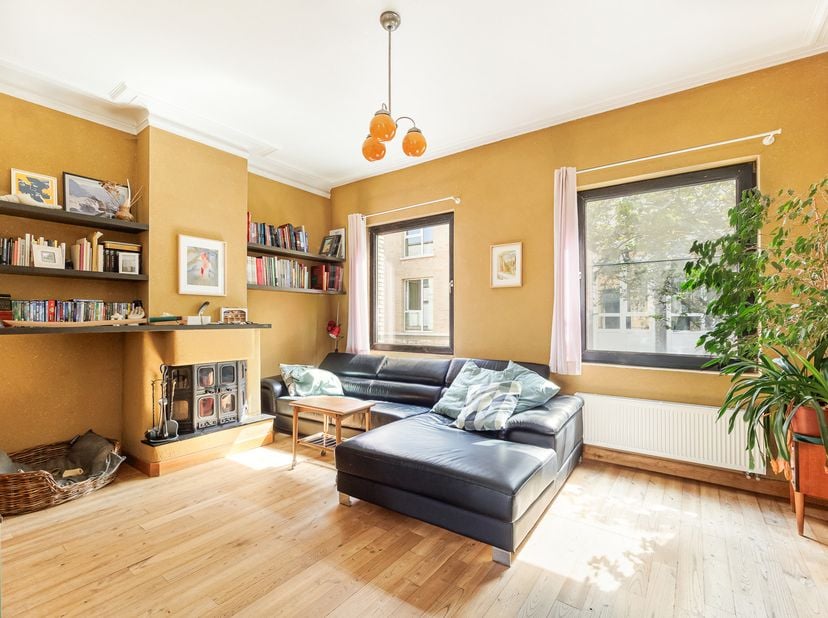 Deze prachtige woning is gelegen in een gezellige buurt, op een boogscheut van het Groen Kwartier en het Harmoniepark. Op wandelafstand bevinden zich