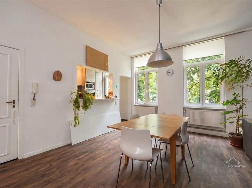Ruim appartement op toplocatie aan de Leopold de Waelplaats te koop!<br />
Op een gegeerde locatie vlak aan de Leopold de Waelplaats bevindt zich dit