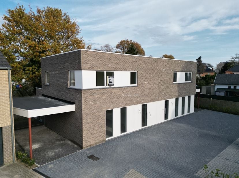 Ben je op zoek naar een energiezuinige en volledig afgewerkte woning op een rustige maar vlot bereikbare locatie? Ontdek deze prachtige nieuwbouwwonin