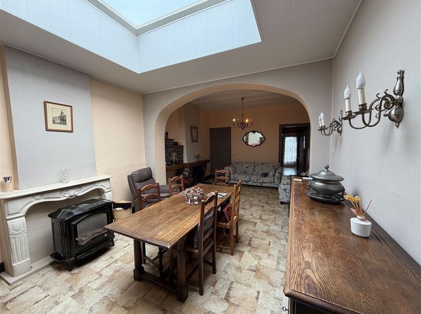 Mooie rijwoning, gebouwd op een perceel van 1 are 50 ca, gelegen in Dour. <br />
De woning bestaat op de begane grond uit: een inkomhal, een ruime en