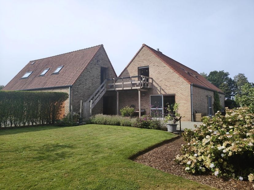 (Video onderaan)<br />
<br />
Deze villa is heel mooi rustig gelegen in het landelijke Anzegem en biedt een uitzonderlijke combinatie van héél veel ru