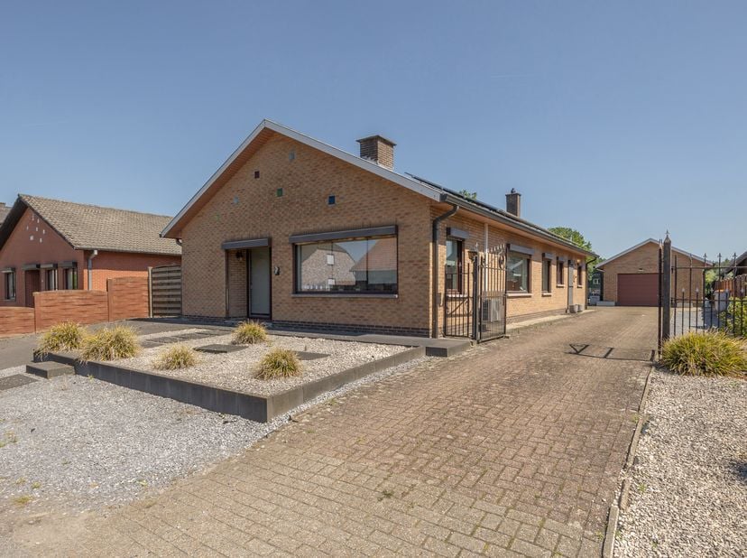 Gelijkvloerse gezinswoning met zicht op weide en een perceeloppervlakte van 8 are 91 ca.<br />
De woning is doorheen de jaren zeer goed onderhouden en
