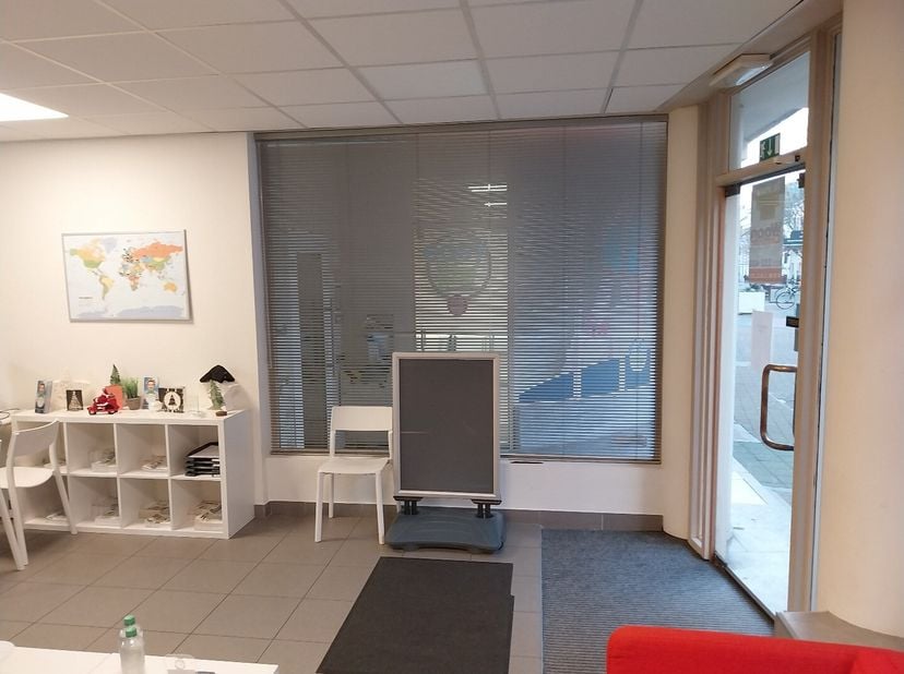 Handelsgelijkvloers met een oppervlakte van 100 m². Het pand wordt momenteel uitgebaat als een interimkantoor.  Bestaande uit: landschapskantoren verd