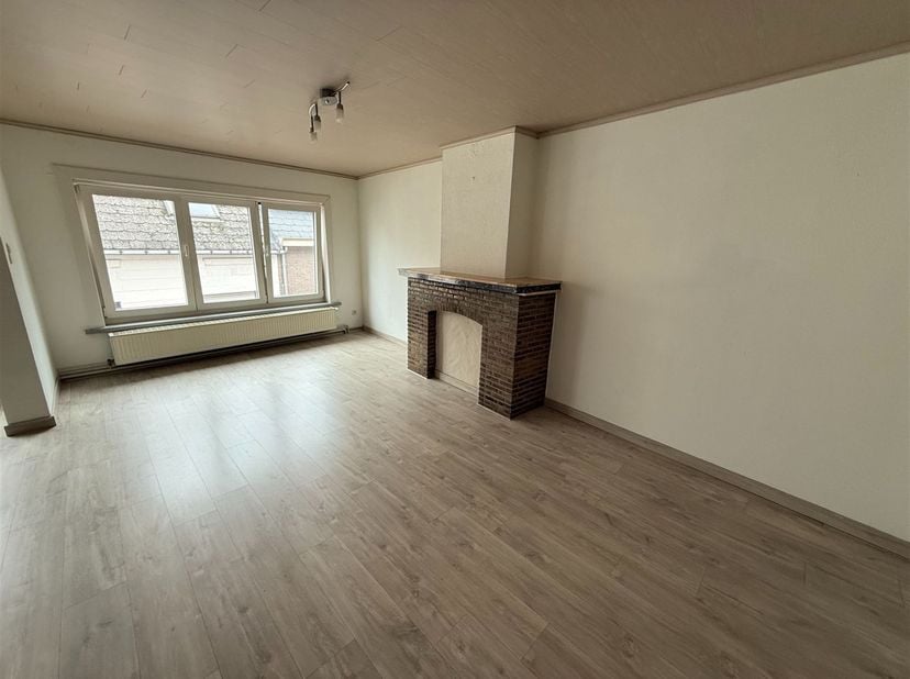 Dit appartement van 78m² is gelegen op de eerste verdieping van een kleinschalig gebouw in het centrum van Zoerle-Parwijs, vlakbij de verbindingsas N1