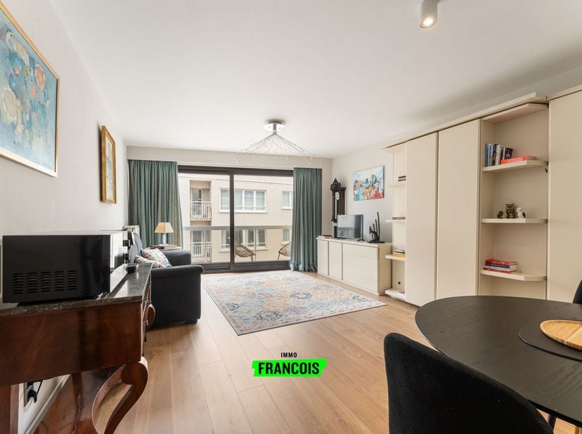 Bienvenue au cur d'Ostende ! Ce studio confortable et bien entretenu est situé au 8ème étage d'un immeuble soigné sur la Van Iseghemlaan, l'un des mei