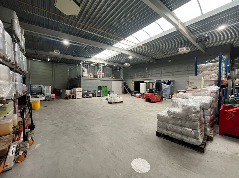 Polyvalent bedrijfsgebouw te Schelle. Het pand beschikt over een ruime opslagplaats van 730 m² met mezzanine van 300 m², aangevuld met een kantoorgebo