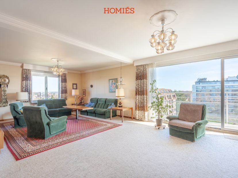 Op een absolute toplocatie in Heverlee, vlak bij UZ Leuven Gasthuisberg en IMEC, mogen wij u dit uitzonderlijke penthouse aanbieden. Met maar liefst 1