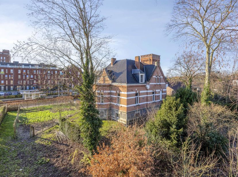 Wij bieden u een indrukwekkend landhuis gelegen op een perceel van meer dan 17a maw mooi omgeven en genietende van een groene omgeving. Dit pand draag