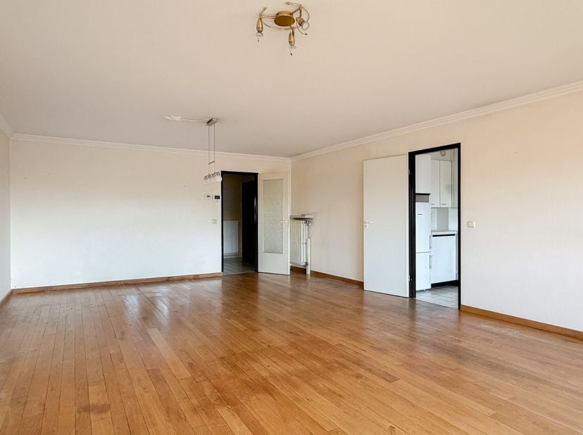 Dit zeer ruim appartement op de derde verdieping is gelegen in de gegeerde wijk Kristus Koning, nabij het Graaf Visartpark. Met een bewoonbare oppervl